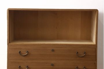 桐箪笥の幅を小さくリメイク!引き戸には左右で異なる模様のガラスをはめ込み引手を交換、内部の引き出しと仕切りは撤去。引き出しは幅に合わせてカットと調整。自然な色味に着色し、クリアワックス仕上げ。