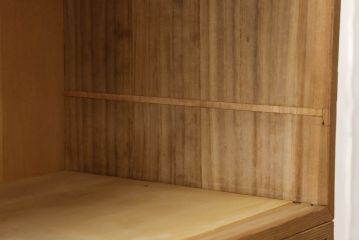 桐箪笥の幅を小さくリメイク!引き戸には左右で異なる模様のガラスをはめ込み引手を交換、内部の引き出しと仕切りは撤去。引き出しは幅に合わせてカットと調整。自然な色味に着色し、クリアワックス仕上げ。