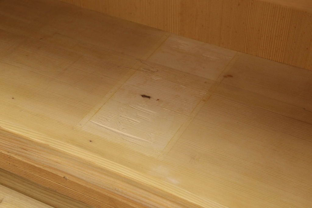 桐箪笥の幅を小さくリメイク!引き戸には左右で異なる模様のガラスをはめ込み引手を交換、内部の引き出しと仕切りは撤去。引き出しは幅に合わせてカットと調整。自然な色味に着色し、クリアワックス仕上げ。