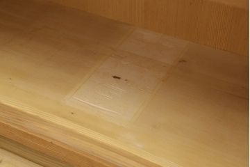 桐箪笥の幅を小さくリメイク!引き戸には左右で異なる模様のガラスをはめ込み引手を交換、内部の引き出しと仕切りは撤去。引き出しは幅に合わせてカットと調整。自然な色味に着色し、クリアワックス仕上げ。