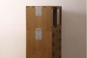 桐箪笥の幅を小さくリメイク!引き戸には左右で異なる模様のガラスをはめ込み引手を交換、内部の引き出しと仕切りは撤去。引き出しは幅に合わせてカットと調整。自然な色味に着色し、クリアワックス仕上げ。