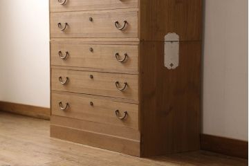 桐箪笥の幅を小さくリメイク!引き戸には左右で異なる模様のガラスをはめ込み引手を交換、内部の引き出しと仕切りは撤去。引き出しは幅に合わせてカットと調整。自然な色味に着色し、クリアワックス仕上げ。