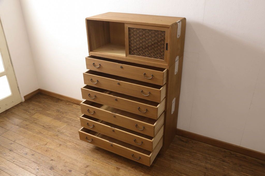 桐箪笥の幅を小さくリメイク!引き戸には左右で異なる模様のガラスをはめ込み引手を交換、内部の引き出しと仕切りは撤去。引き出しは幅に合わせてカットと調整。自然な色味に着色し、クリアワックス仕上げ。