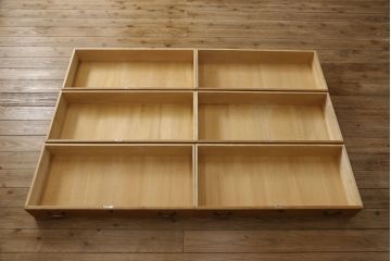 桐箪笥の幅を小さくリメイク!引き戸には左右で異なる模様のガラスをはめ込み引手を交換、内部の引き出しと仕切りは撤去。引き出しは幅に合わせてカットと調整。自然な色味に着色し、クリアワックス仕上げ。