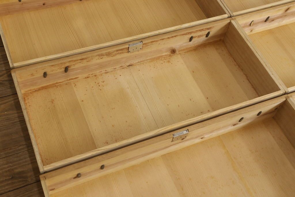 桐箪笥の幅を小さくリメイク!引き戸には左右で異なる模様のガラスをはめ込み引手を交換、内部の引き出しと仕切りは撤去。引き出しは幅に合わせてカットと調整。自然な色味に着色し、クリアワックス仕上げ。