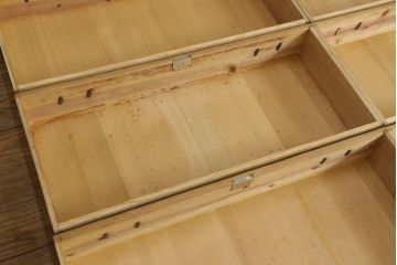 桐箪笥の幅を小さくリメイク!引き戸には左右で異なる模様のガラスをはめ込み引手を交換、内部の引き出しと仕切りは撤去。引き出しは幅に合わせてカットと調整。自然な色味に着色し、クリアワックス仕上げ。