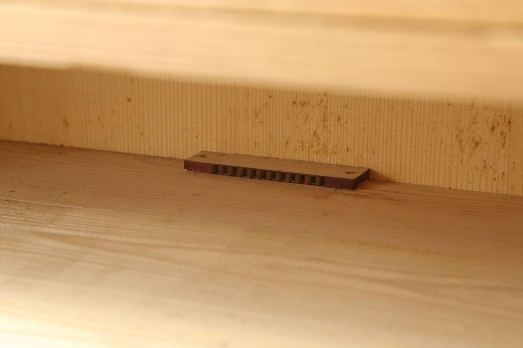 桐箪笥の幅を小さくリメイク!引き戸には左右で異なる模様のガラスをはめ込み引手を交換、内部の引き出しと仕切りは撤去。引き出しは幅に合わせてカットと調整。自然な色味に着色し、クリアワックス仕上げ。