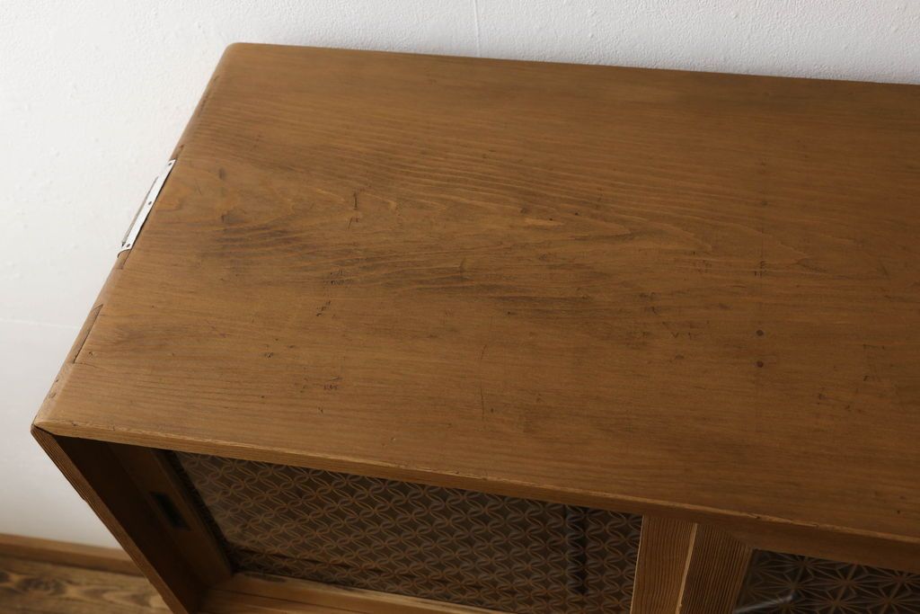 桐箪笥の幅を小さくリメイク!引き戸には左右で異なる模様のガラスをはめ込み引手を交換、内部の引き出しと仕切りは撤去。引き出しは幅に合わせてカットと調整。自然な色味に着色し、クリアワックス仕上げ。