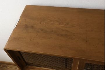 桐箪笥の幅を小さくリメイク!引き戸には左右で異なる模様のガラスをはめ込み引手を交換、内部の引き出しと仕切りは撤去。引き出しは幅に合わせてカットと調整。自然な色味に着色し、クリアワックス仕上げ。