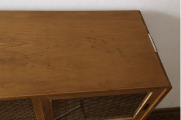 桐箪笥の幅を小さくリメイク!引き戸には左右で異なる模様のガラスをはめ込み引手を交換、内部の引き出しと仕切りは撤去。引き出しは幅に合わせてカットと調整。自然な色味に着色し、クリアワックス仕上げ。