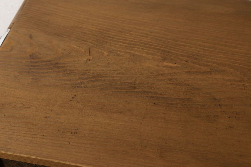 桐箪笥の幅を小さくリメイク!引き戸には左右で異なる模様のガラスをはめ込み引手を交換、内部の引き出しと仕切りは撤去。引き出しは幅に合わせてカットと調整。自然な色味に着色し、クリアワックス仕上げ。