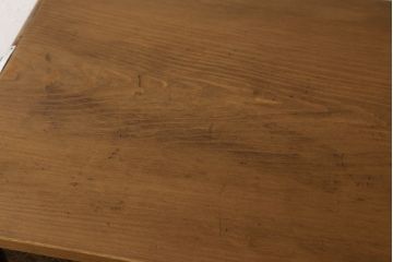 桐箪笥の幅を小さくリメイク!引き戸には左右で異なる模様のガラスをはめ込み引手を交換、内部の引き出しと仕切りは撤去。引き出しは幅に合わせてカットと調整。自然な色味に着色し、クリアワックス仕上げ。