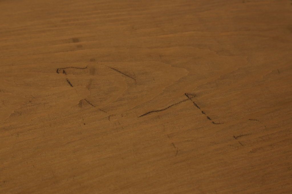 桐箪笥の幅を小さくリメイク!引き戸には左右で異なる模様のガラスをはめ込み引手を交換、内部の引き出しと仕切りは撤去。引き出しは幅に合わせてカットと調整。自然な色味に着色し、クリアワックス仕上げ。