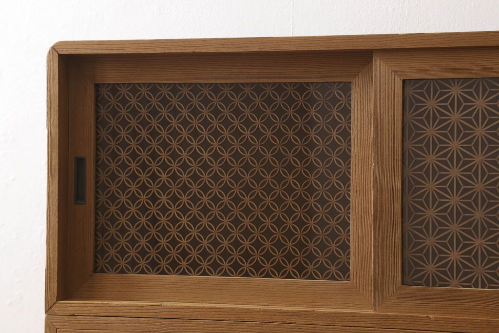 桐箪笥の幅を小さくリメイク!引き戸には左右で異なる模様のガラスをはめ込み引手を交換、内部の引き出しと仕切りは撤去。引き出しは幅に合わせてカットと調整。自然な色味に着色し、クリアワックス仕上げ。