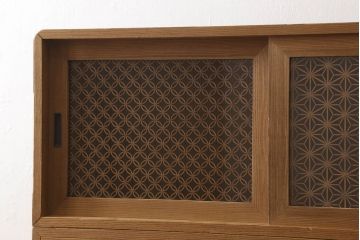 桐箪笥の幅を小さくリメイク!引き戸には左右で異なる模様のガラスをはめ込み引手を交換、内部の引き出しと仕切りは撤去。引き出しは幅に合わせてカットと調整。自然な色味に着色し、クリアワックス仕上げ。