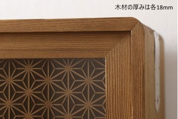 桐箪笥の幅を小さくリメイク!引き戸には左右で異なる模様のガラスをはめ込み引手を交換、内部の引き出しと仕切りは撤去。引き出しは幅に合わせてカットと調整。自然な色味に着色し、クリアワックス仕上げ。