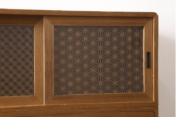 桐箪笥の幅を小さくリメイク!引き戸には左右で異なる模様のガラスをはめ込み引手を交換、内部の引き出しと仕切りは撤去。引き出しは幅に合わせてカットと調整。自然な色味に着色し、クリアワックス仕上げ。