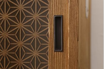 桐箪笥の幅を小さくリメイク!引き戸には左右で異なる模様のガラスをはめ込み引手を交換、内部の引き出しと仕切りは撤去。引き出しは幅に合わせてカットと調整。自然な色味に着色し、クリアワックス仕上げ。