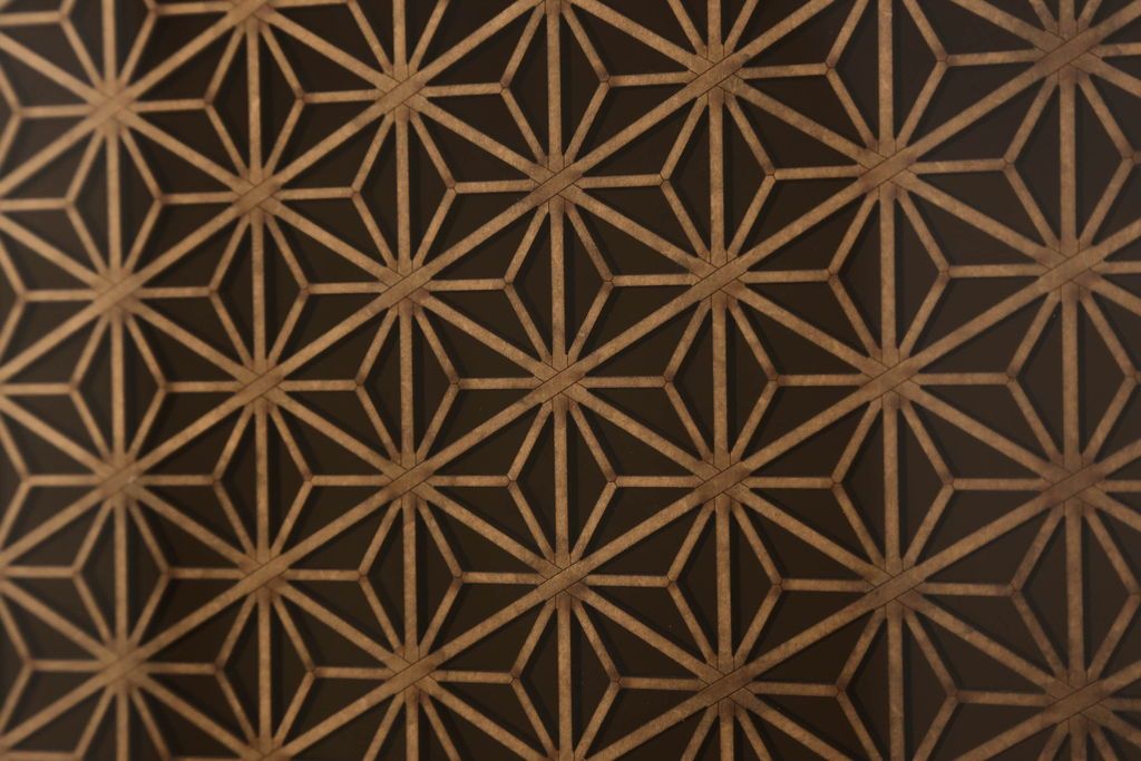 桐箪笥の幅を小さくリメイク!引き戸には左右で異なる模様のガラスをはめ込み引手を交換、内部の引き出しと仕切りは撤去。引き出しは幅に合わせてカットと調整。自然な色味に着色し、クリアワックス仕上げ。