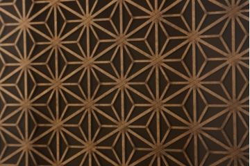 桐箪笥の幅を小さくリメイク!引き戸には左右で異なる模様のガラスをはめ込み引手を交換、内部の引き出しと仕切りは撤去。引き出しは幅に合わせてカットと調整。自然な色味に着色し、クリアワックス仕上げ。