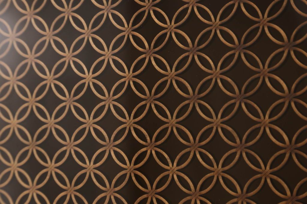 桐箪笥の幅を小さくリメイク!引き戸には左右で異なる模様のガラスをはめ込み引手を交換、内部の引き出しと仕切りは撤去。引き出しは幅に合わせてカットと調整。自然な色味に着色し、クリアワックス仕上げ。