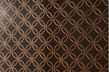 桐箪笥の幅を小さくリメイク!引き戸には左右で異なる模様のガラスをはめ込み引手を交換、内部の引き出しと仕切りは撤去。引き出しは幅に合わせてカットと調整。自然な色味に着色し、クリアワックス仕上げ。