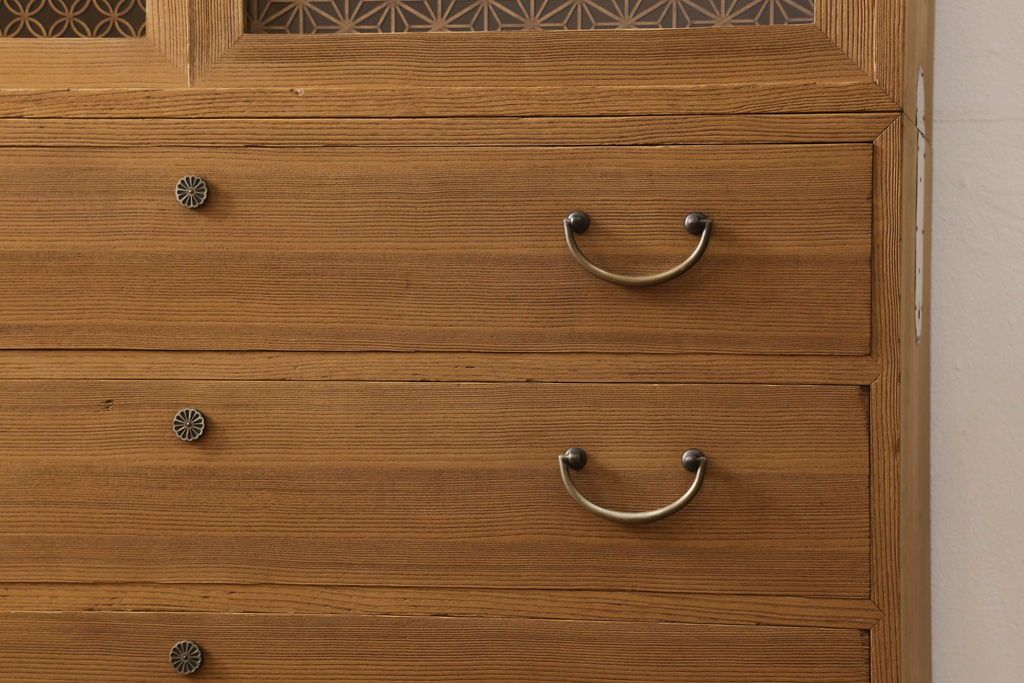 桐箪笥の幅を小さくリメイク!引き戸には左右で異なる模様のガラスをはめ込み引手を交換、内部の引き出しと仕切りは撤去。引き出しは幅に合わせてカットと調整。自然な色味に着色し、クリアワックス仕上げ。