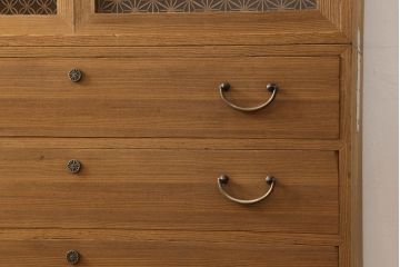 桐箪笥の幅を小さくリメイク!引き戸には左右で異なる模様のガラスをはめ込み引手を交換、内部の引き出しと仕切りは撤去。引き出しは幅に合わせてカットと調整。自然な色味に着色し、クリアワックス仕上げ。