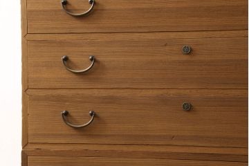 桐箪笥の幅を小さくリメイク!引き戸には左右で異なる模様のガラスをはめ込み引手を交換、内部の引き出しと仕切りは撤去。引き出しは幅に合わせてカットと調整。自然な色味に着色し、クリアワックス仕上げ。