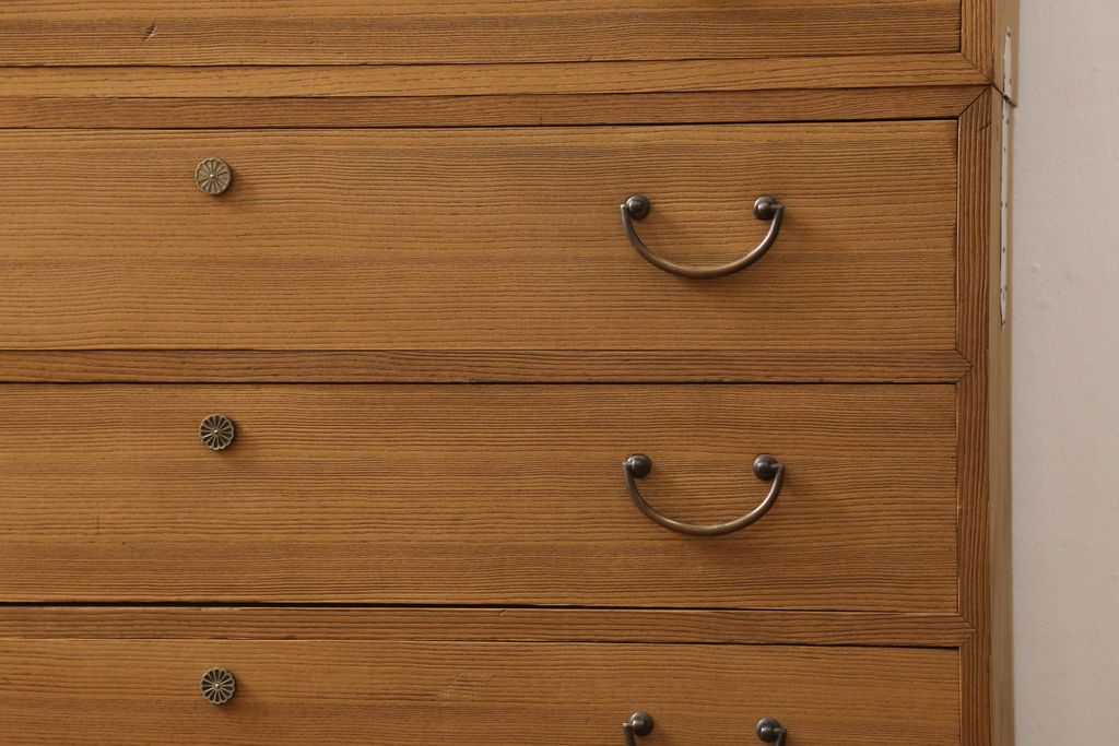 桐箪笥の幅を小さくリメイク!引き戸には左右で異なる模様のガラスをはめ込み引手を交換、内部の引き出しと仕切りは撤去。引き出しは幅に合わせてカットと調整。自然な色味に着色し、クリアワックス仕上げ。