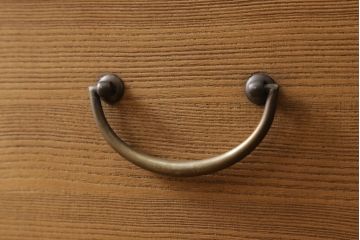 桐箪笥の幅を小さくリメイク!引き戸には左右で異なる模様のガラスをはめ込み引手を交換、内部の引き出しと仕切りは撤去。引き出しは幅に合わせてカットと調整。自然な色味に着色し、クリアワックス仕上げ。