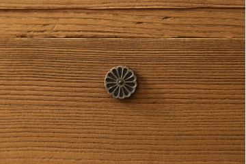 桐箪笥の幅を小さくリメイク!引き戸には左右で異なる模様のガラスをはめ込み引手を交換、内部の引き出しと仕切りは撤去。引き出しは幅に合わせてカットと調整。自然な色味に着色し、クリアワックス仕上げ。