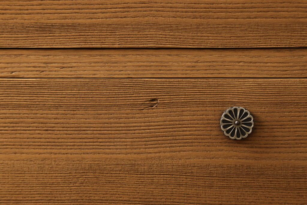 桐箪笥の幅を小さくリメイク!引き戸には左右で異なる模様のガラスをはめ込み引手を交換、内部の引き出しと仕切りは撤去。引き出しは幅に合わせてカットと調整。自然な色味に着色し、クリアワックス仕上げ。