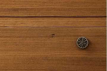 桐箪笥の幅を小さくリメイク!引き戸には左右で異なる模様のガラスをはめ込み引手を交換、内部の引き出しと仕切りは撤去。引き出しは幅に合わせてカットと調整。自然な色味に着色し、クリアワックス仕上げ。