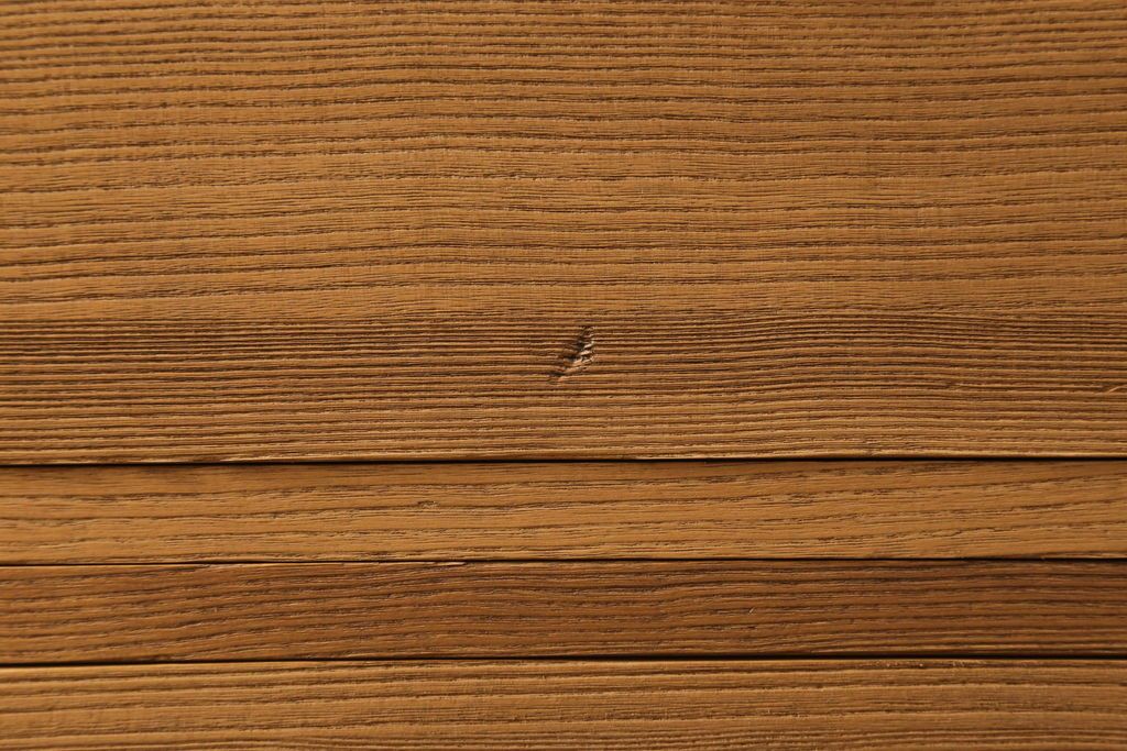 桐箪笥の幅を小さくリメイク!引き戸には左右で異なる模様のガラスをはめ込み引手を交換、内部の引き出しと仕切りは撤去。引き出しは幅に合わせてカットと調整。自然な色味に着色し、クリアワックス仕上げ。