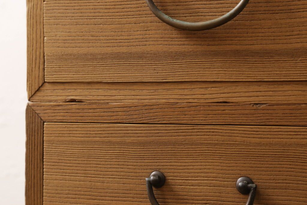 桐箪笥の幅を小さくリメイク!引き戸には左右で異なる模様のガラスをはめ込み引手を交換、内部の引き出しと仕切りは撤去。引き出しは幅に合わせてカットと調整。自然な色味に着色し、クリアワックス仕上げ。