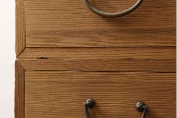 桐箪笥の幅を小さくリメイク!引き戸には左右で異なる模様のガラスをはめ込み引手を交換、内部の引き出しと仕切りは撤去。引き出しは幅に合わせてカットと調整。自然な色味に着色し、クリアワックス仕上げ。