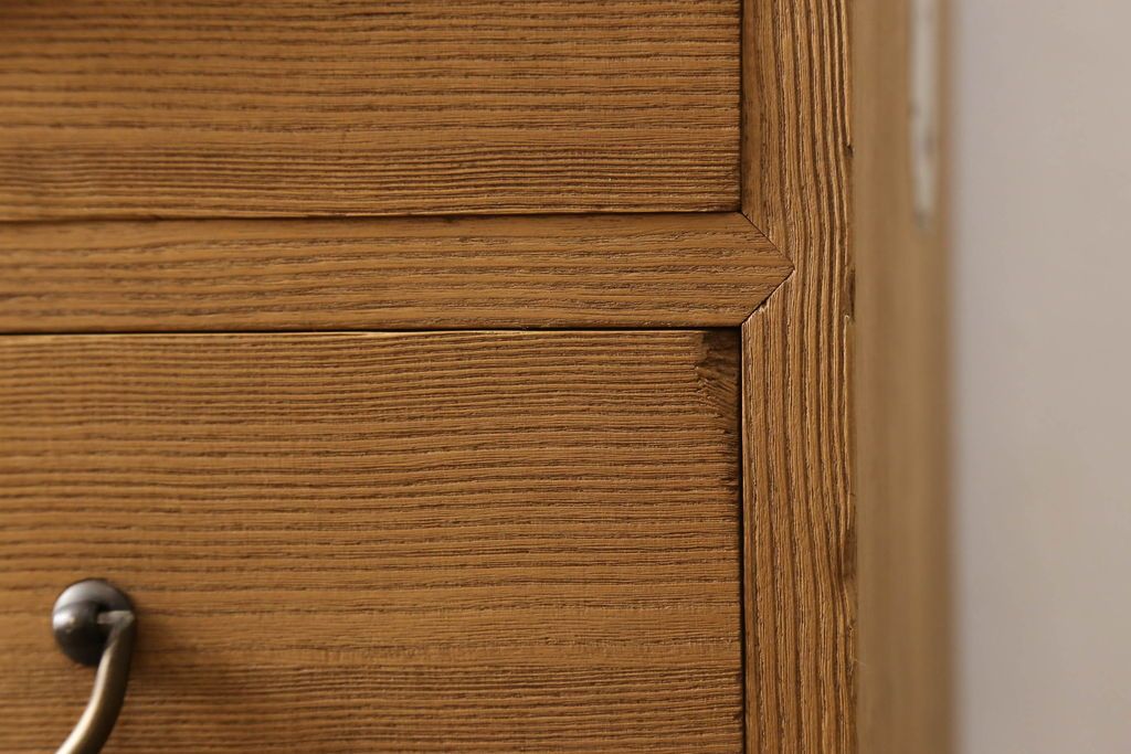 桐箪笥の幅を小さくリメイク!引き戸には左右で異なる模様のガラスをはめ込み引手を交換、内部の引き出しと仕切りは撤去。引き出しは幅に合わせてカットと調整。自然な色味に着色し、クリアワックス仕上げ。