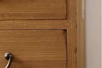 桐箪笥の幅を小さくリメイク!引き戸には左右で異なる模様のガラスをはめ込み引手を交換、内部の引き出しと仕切りは撤去。引き出しは幅に合わせてカットと調整。自然な色味に着色し、クリアワックス仕上げ。