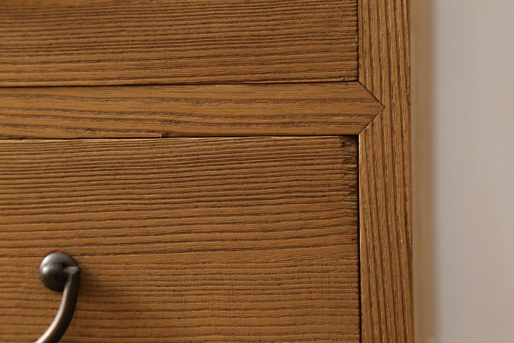 桐箪笥の幅を小さくリメイク!引き戸には左右で異なる模様のガラスをはめ込み引手を交換、内部の引き出しと仕切りは撤去。引き出しは幅に合わせてカットと調整。自然な色味に着色し、クリアワックス仕上げ。