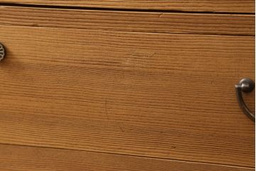 桐箪笥の幅を小さくリメイク!引き戸には左右で異なる模様のガラスをはめ込み引手を交換、内部の引き出しと仕切りは撤去。引き出しは幅に合わせてカットと調整。自然な色味に着色し、クリアワックス仕上げ。