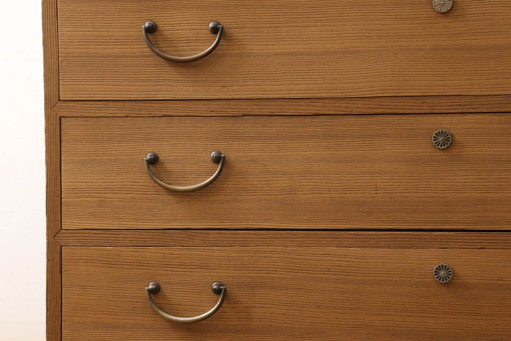 桐箪笥の幅を小さくリメイク!引き戸には左右で異なる模様のガラスをはめ込み引手を交換、内部の引き出しと仕切りは撤去。引き出しは幅に合わせてカットと調整。自然な色味に着色し、クリアワックス仕上げ。