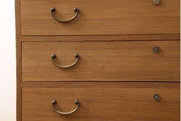 桐箪笥の幅を小さくリメイク!引き戸には左右で異なる模様のガラスをはめ込み引手を交換、内部の引き出しと仕切りは撤去。引き出しは幅に合わせてカットと調整。自然な色味に着色し、クリアワックス仕上げ。