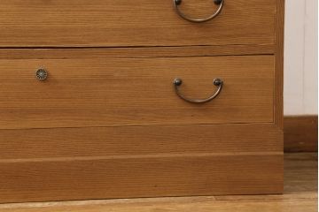 桐箪笥の幅を小さくリメイク!引き戸には左右で異なる模様のガラスをはめ込み引手を交換、内部の引き出しと仕切りは撤去。引き出しは幅に合わせてカットと調整。自然な色味に着色し、クリアワックス仕上げ。