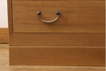 桐箪笥の幅を小さくリメイク!引き戸には左右で異なる模様のガラスをはめ込み引手を交換、内部の引き出しと仕切りは撤去。引き出しは幅に合わせてカットと調整。自然な色味に着色し、クリアワックス仕上げ。