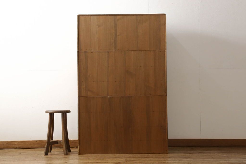 桐箪笥の幅を小さくリメイク!引き戸には左右で異なる模様のガラスをはめ込み引手を交換、内部の引き出しと仕切りは撤去。引き出しは幅に合わせてカットと調整。自然な色味に着色し、クリアワックス仕上げ。