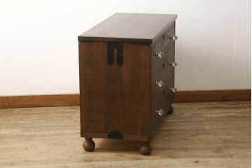3段重ね桐箪笥の中段をローチェストにリメイク!取っ手を交換し、ヒノキ無垢材の天板と木製丸脚を取り付け。オーク系に着色仕上げ。