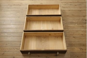 3段重ね桐箪笥の中段をローチェストにリメイク!取っ手を交換し、ヒノキ無垢材の天板と木製丸脚を取り付け。オーク系に着色仕上げ。