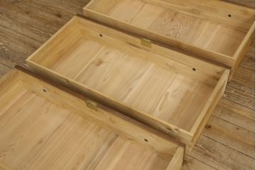 3段重ね桐箪笥の中段をローチェストにリメイク!取っ手を交換し、ヒノキ無垢材の天板と木製丸脚を取り付け。オーク系に着色仕上げ。