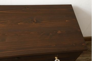 3段重ね桐箪笥の中段をローチェストにリメイク!取っ手を交換し、ヒノキ無垢材の天板と木製丸脚を取り付け。オーク系に着色仕上げ。
